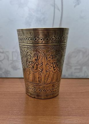 Антикварный латунный индийский стакан.