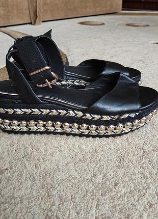 Женские кожаные босоножки river island