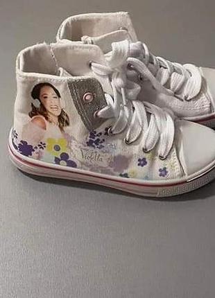 Крутые высокие кеды бренда disney.