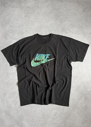 Вінтажна футболка nike big swoosh лого по середині чорна