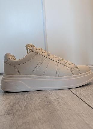 Кроссовки от house brand