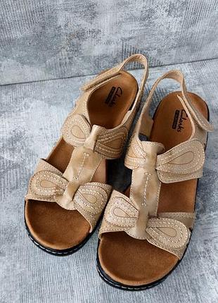 Новые женские кожаные босоножки, сандалии clarks. стелька 26 см