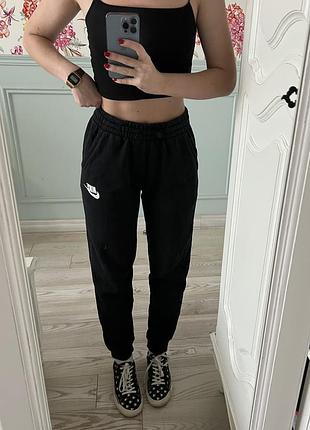 Чорні спортивні штани на флісі nike