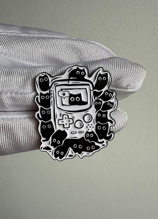 Пін значок металевий брошка «котики та ретро game boy (чорно-білий пін із котами)»