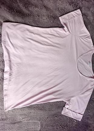 Базова бавовняна футболка лавандового кольору.
тканина: м’яка та приємна до тіла бавовна.
стан: вдягалась 1 раз.
розмір: 52
ціна: 100 грн.