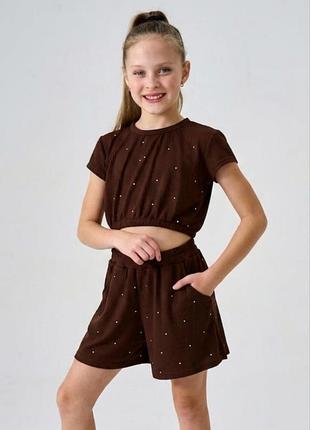 Красивый летний костюм в стразах, футболка и шорты