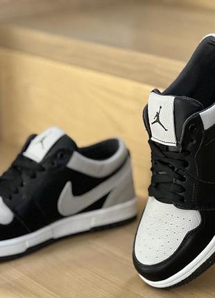 Nike натуральна шкіра світло сіра з чорним,розміри 38,39