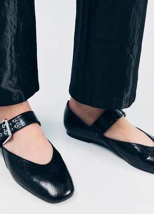 Новые черные лаковые лоферы с перфорацией shein 37