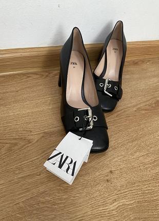 Туфлі  zara з пряжкою та стійким каблуком