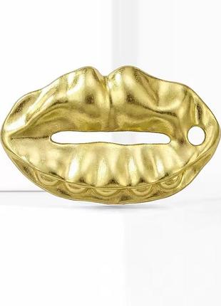 Золотиста брошка виготовлена в сюрреалістичному стилі schiaparelli у формі губ
