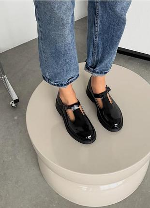 Черные лаковые мэри джейн лоферы на тракторный, clarks