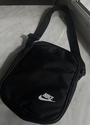 Сумка від nike чорного та молочного кольору.