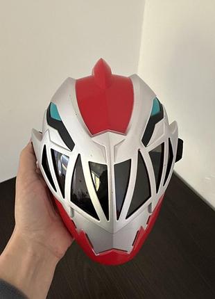 Маска червоного рейнджера з серіалу "power rangers dino fury", яка базується на дизайні ryusoul red.