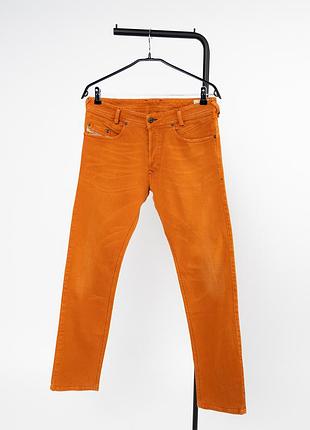 Чоловічі джинси diesel iakop — стильна модель у сучасному крої regular slim-tapered, що поєднує комфорт і акуратний силует. виконані у яскравом