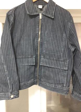 &amp;denim 
м-l 170/96а
 мужская синяя джинсовая куртка в тонкую светлую полоску.( может подойти для женщин)
идеальное состояние( состояние новой)