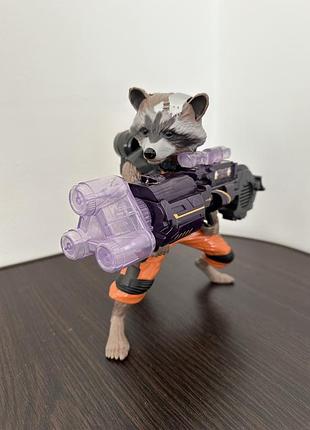 Колекційна фігурка rocket raccoon (єнот ракета) з серії marvel legends від компанії hasbro.