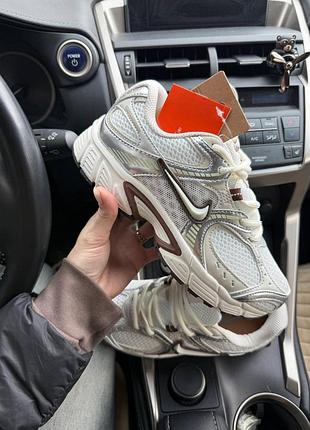 Nike v5 rnr бежеві кросівки
