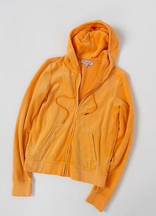 Жіноча худі juicy couture у яскравому, помаранчевому кольорі — стильна річ у культовому y2k стилі бренду. виконана з м’якого велюру (velour), який