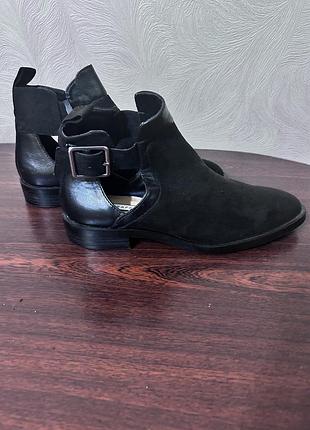 Це стильні жіночі черевики від відомого бренду zara (лінійка trafaluc). модель вирізняється оригінальними вирізами з боків (cut-out design)