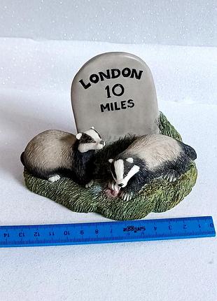 Коллекция leonardo countryside friends badgers с подписью «10 миль к лондоне», 1998 год