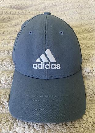 Бейсболка від бренду adidas, яка за візуальними ознаками відповідає моделі bball cap cot
