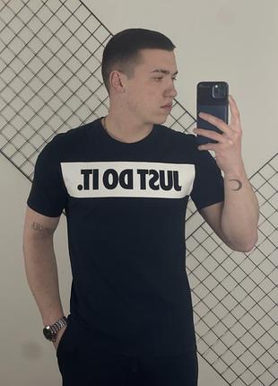 Чорна футболка nike just do it з принтом на грудях