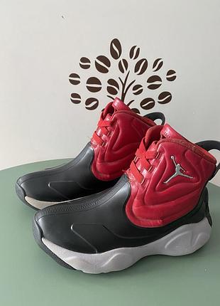 Це дитячі чоботи-кросівки бренду nike модель air jordan drip 23.