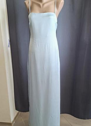Изящное платье-комбинация (slip dress) нежно-голубого цвета на тонких бретелях и открытой спиной