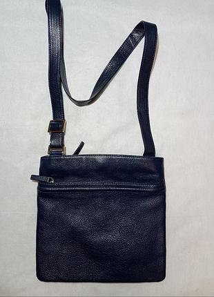 Стильна шкіряна сумка-месенджер john lewis (dark navy)
елегантна та функціональна сумка через плече від відомого британського бренду john lewis.