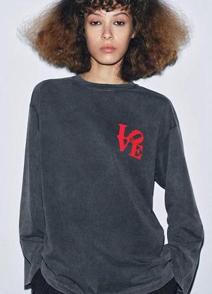 Сірий виварений лонгслів zara з love принтом - розмір л