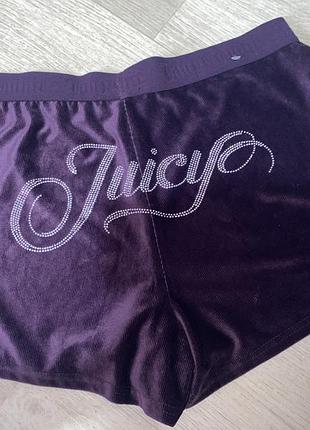 Фиолетовые велюровые шорты относятся к бренду juicy couture