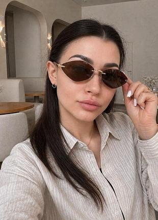 Сонцезахисні окуляри "diamond chic" у формі ромба без оправи. коричневі