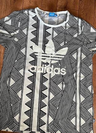 Оригінальна чоловіча футболка adidas originals з геометричним принтом (розмір l)
