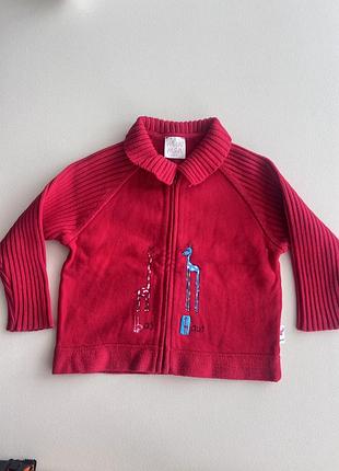 Красная детская кофта на молнии бренда mini man с аппликацией жирафов.