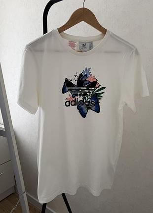 Adidas originals з графічним логотипом trefoil та квітковим принтом.