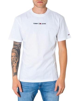 Бренду tommy jeans, що вирізняється невеликим вишитим логотипом на грудя