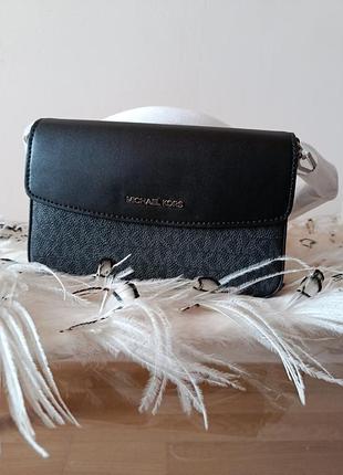 Сумочка michael kors маленька параметри 
19*12*3
але зручна 
купила без етекетки
нова так і не носилася
35s5stvt3l