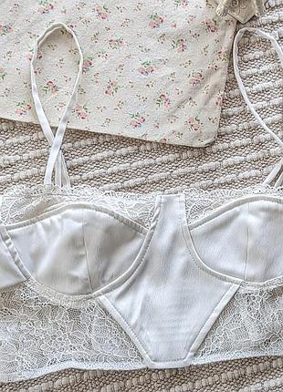 Білий мереживний бралетт корсетний топ від бренду bershka.