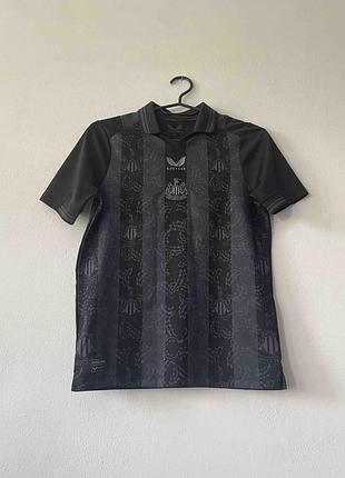 Черная футбольная футболка newcastle united от бренда castore
