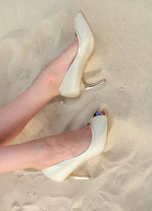 Женские золотистые летние туфли с открытым носком на удобном среднем каблуке,36-41р3 фото