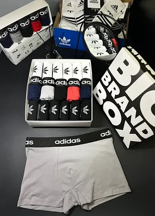 Чоловічі труси боксери з принтом adidas різні кольори набір 5 шт.  та 12 пар шкарпеток adidas 6 чорні 6 білі розмір 41-45