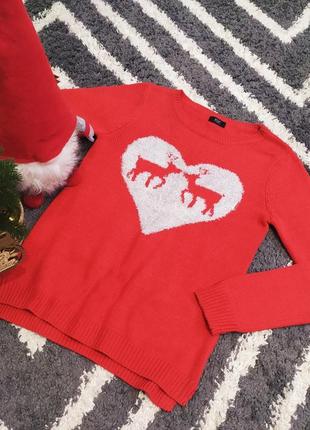 Милый новогодний свитер с сердцем и оленями