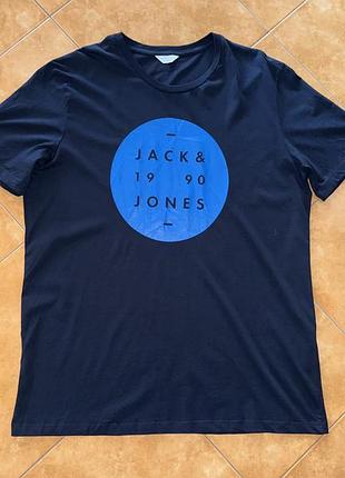 Чоловіча футболка темно-синього кольору від бренду jack & jones.
