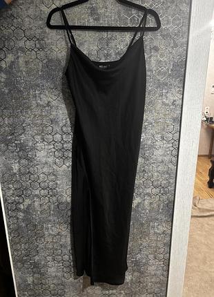 Довге чорна сукня must have