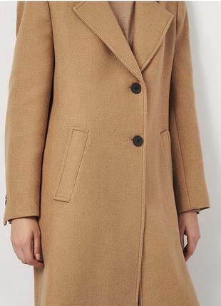 Классическое пальто бежевого цвета из шерстяной смеси от бренда zara.
