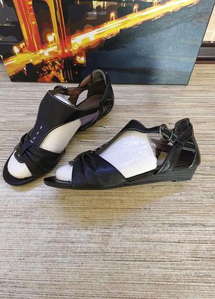 Кожаные босоножки р. 37