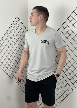 Світло сіра футболка calvin klein з v подібним вирізом і велюровим логотипом
