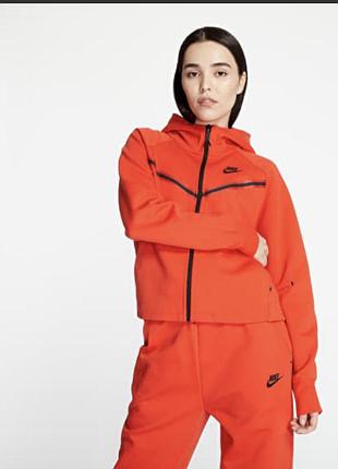 Красный женский спортивный костюм от бренда nike