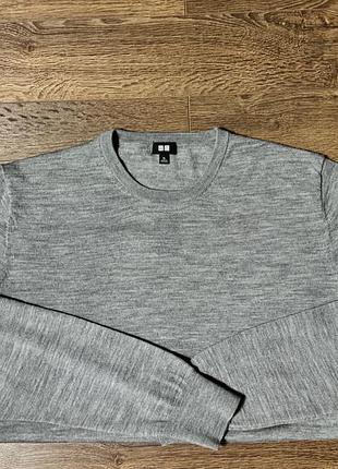 Тонкий шерстяной свитер uniqlo.