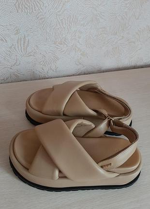 Кожаные босоножки